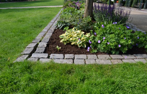 Flower Bed Mulching in Simi Valley